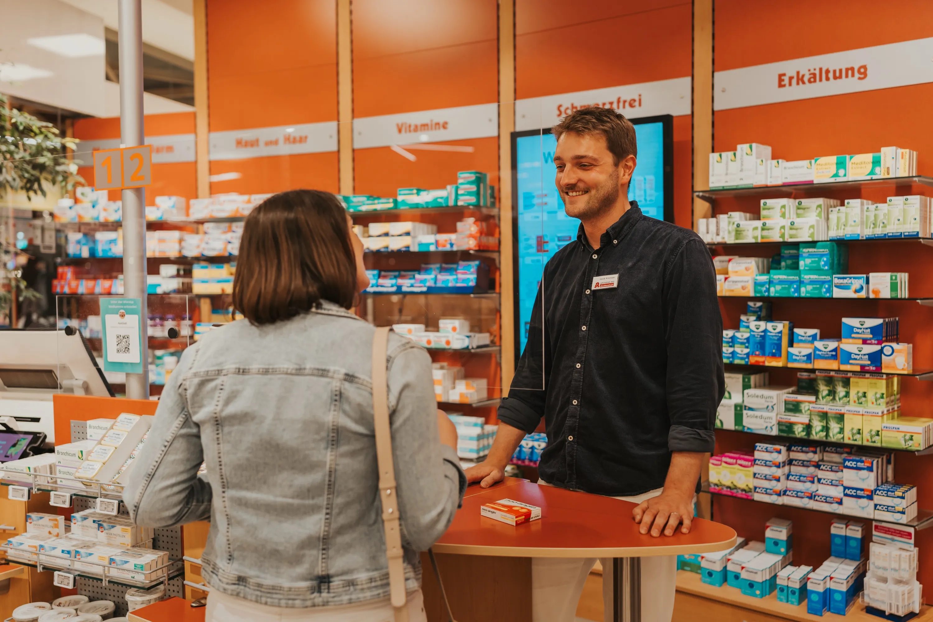 Beratung am Tresen der Apotheke bei Dodenhof