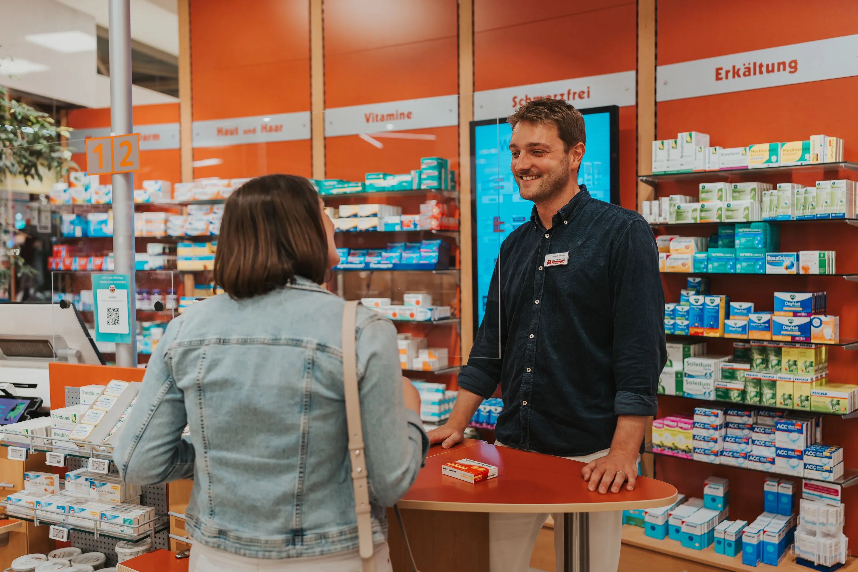Beratung am Tresen der Apotheke bei Dodenhof
