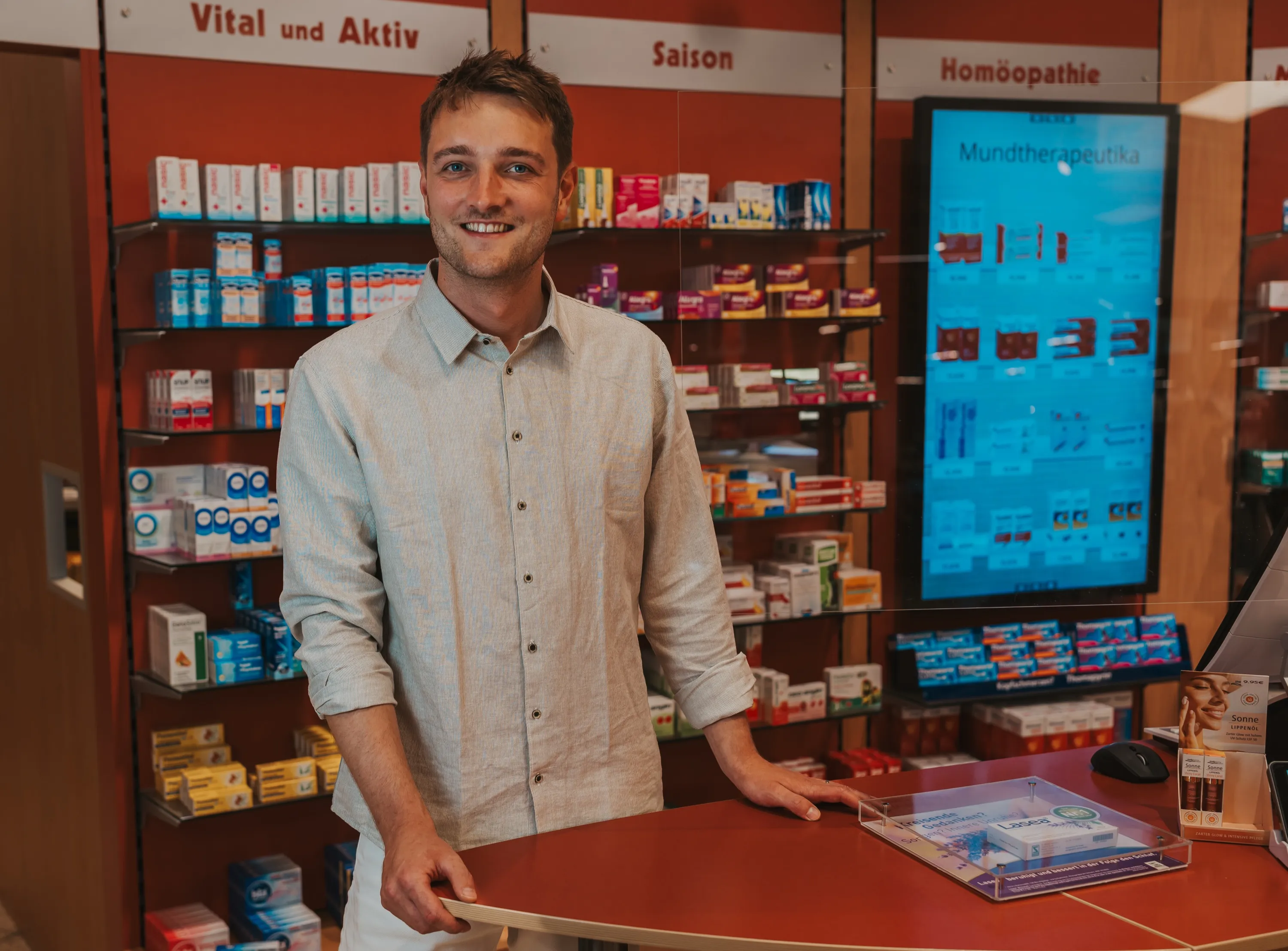 Mitarbeiterin der Apotheke bei Dodenhof