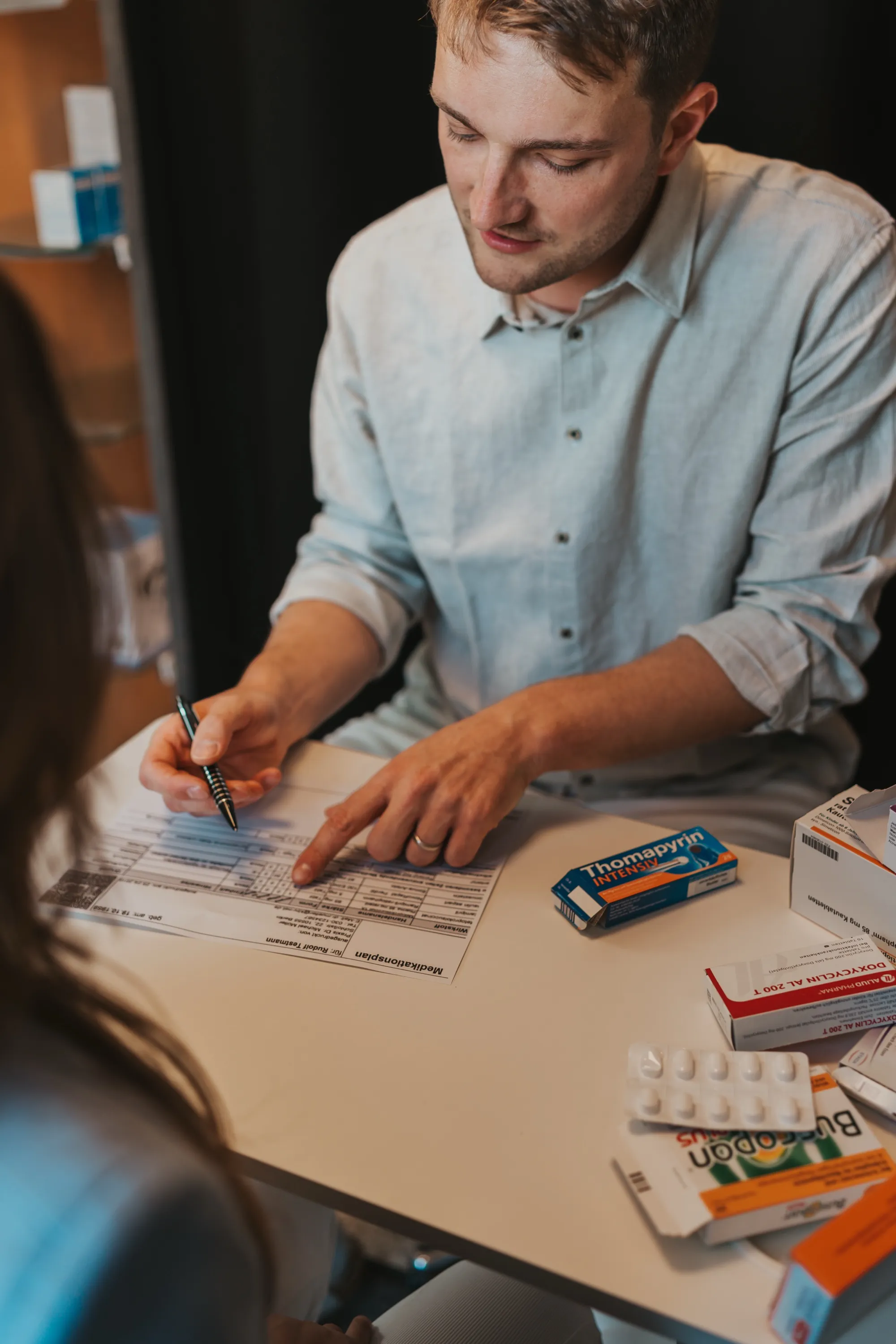 Beratungsgespräch zum Medikationsplan in der Apotheke bei Dodenhof